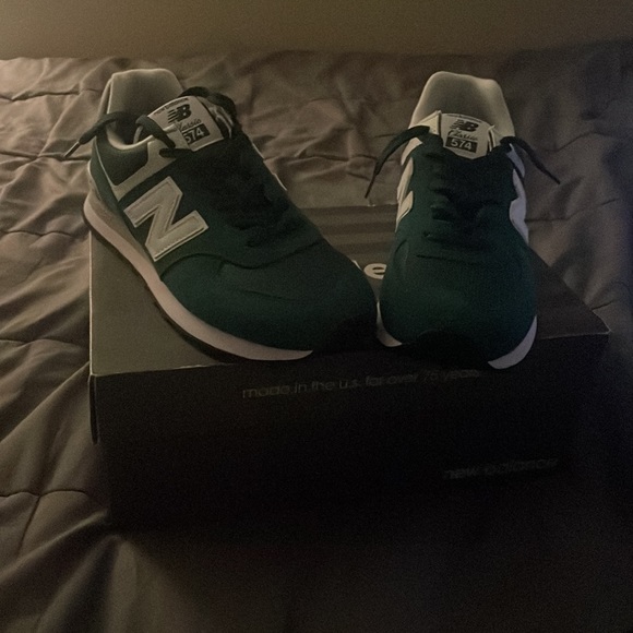 I’m selling some new balances 574 never been worn just looking to sell them plss - Picture 2 of 3